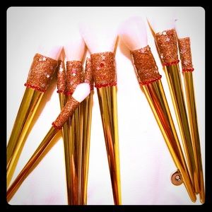 12 pieces Customize make up brushes!